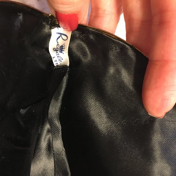 Bugle bead clamshell-shaped purse w/ kiss closure - Picture 4 of 5